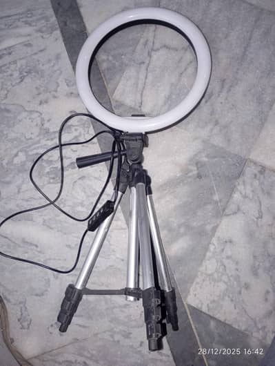Mobile stand with ring light