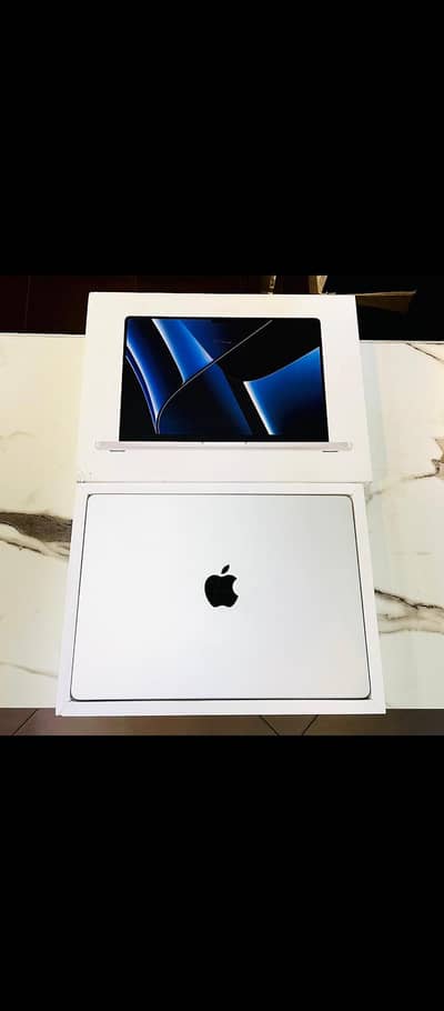 MacBook M2 Pro Chip 14 inch Display