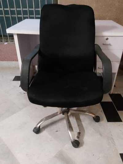 Office table and chair in good condition