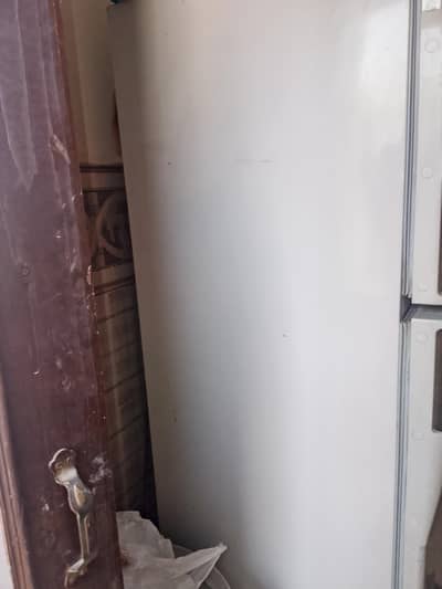 refergerator in good condition available +923337601318