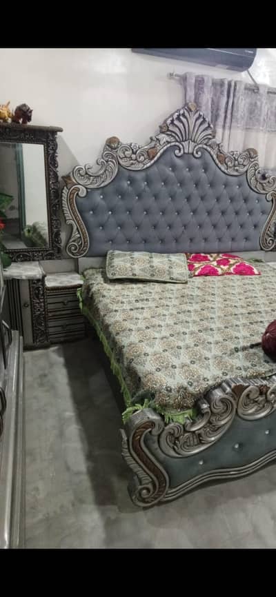 Bed and a closet with dishes and a dressing.