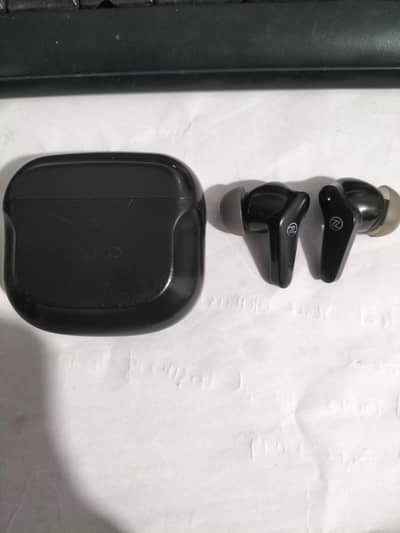 Zerolifestyle Quantum earbuds 1 year used Message on Whatsapp