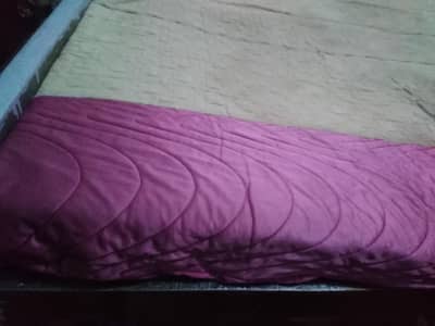 matress hai old hai. . chay ka daag lga h matress k cover py.