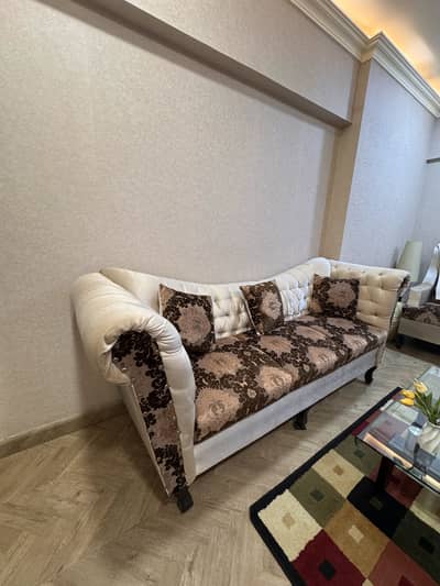Sofa set 7 seater with 2 tables and rug