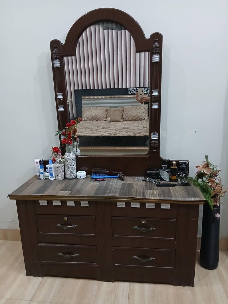 DRESSING TABLE 0