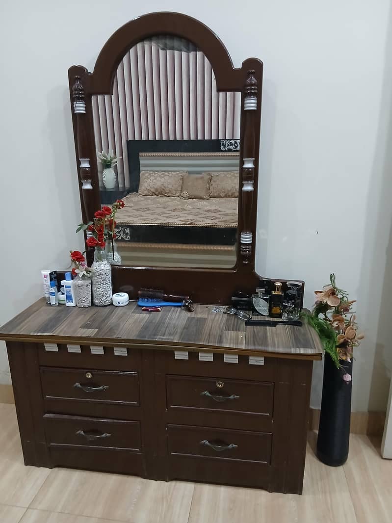 DRESSING TABLE 3