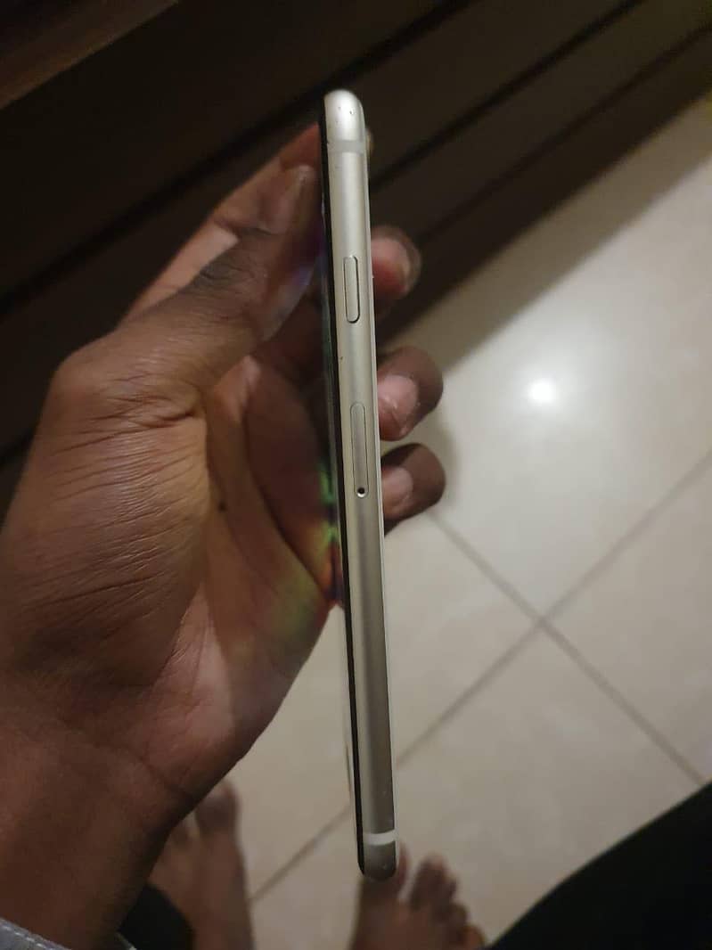 Iphone xe (2022 model ) 4