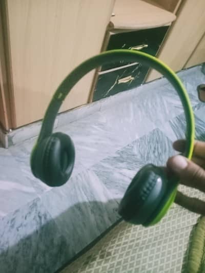 headphone is up for sale with aux cable . .