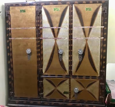 Safe Almari In Good Condition