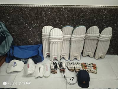 3 Pads, 3 Gloves 2 elbow 1 thi 1 chest thi 1 helmet 1 bag good quality