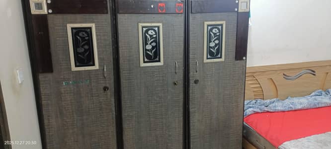 Wardrobes full folding three pices for sale