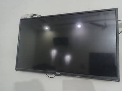 LCD 38 inch ki h chalti bilkul ok just screen py 1 sy2 line h
