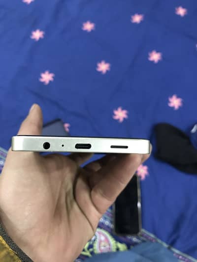 Mobile all okay full pack mobile ha kise bi kismka koi issue nhi 6/128