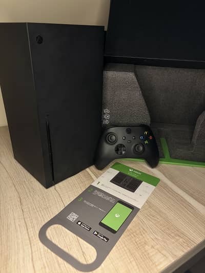 Xbox Series X + Box + Original Controller – Excellent Condition