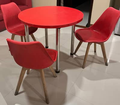 Adorable dining table with 3 comfy chairs