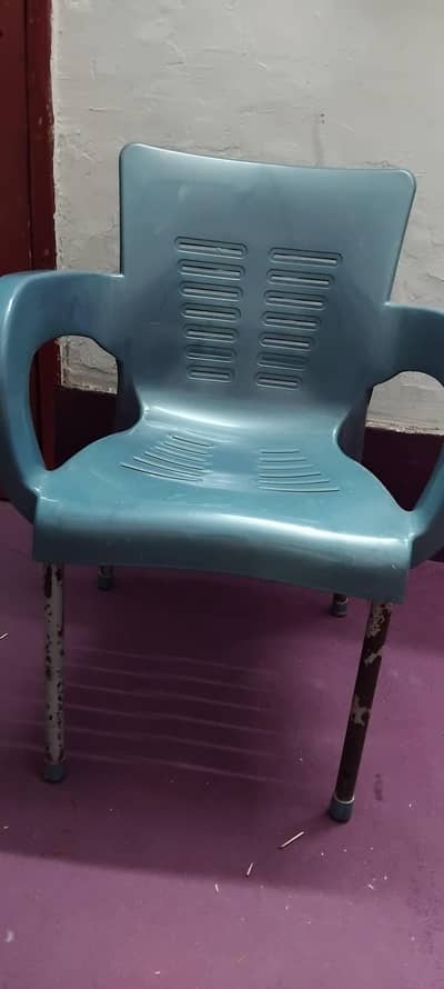 6 plastic chairs