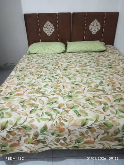 single bed set with side tables and room 2 chairs