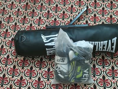 Boxing bag, boxing gloves 2 pairs and wall mount.