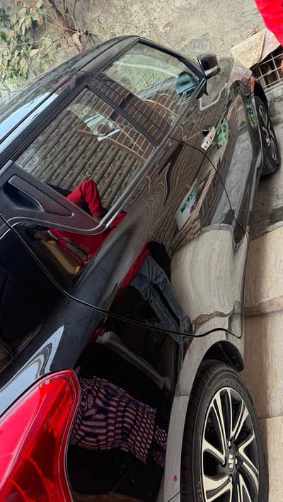 swift 2022- scratchless , total genuine, not a single piece showered