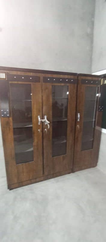 برتنوں اور کتابوں کے لئے الماری