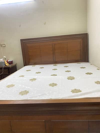 Kingsize double bed with medicated mattress for sale (New Condition)