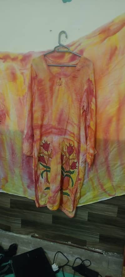 ye dupata or kameez painting k zariya bnai hai