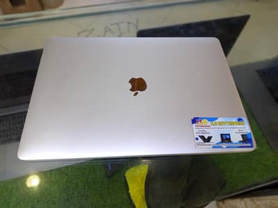 MacBook pro 2017 15inch display core i7 4gb graphics card