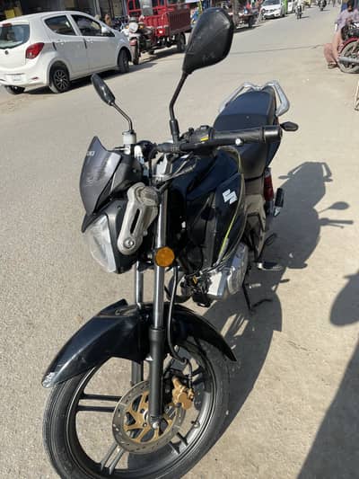 Bike ka condinshion 10/10 hai aik hath ka use hai kagzat sab hai black