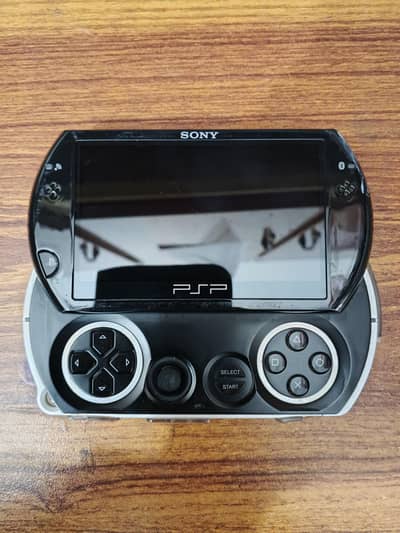 PSP GO- Pearl black-10/10 condition ( Contact for further questions )
