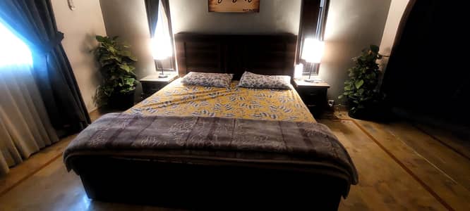 Bed, sidetables and dressing table