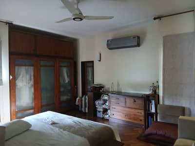 SPACIOUS BUNGALOW 600 SQYD FOR RENT IN PHASE 6 DHA KARACHI