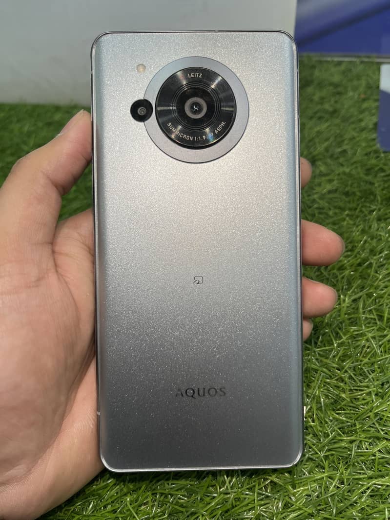 SHARP Aquos R7 0
