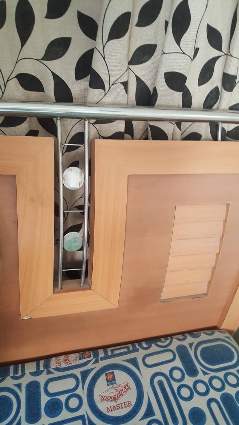 Single bed mint condition no cracks 0