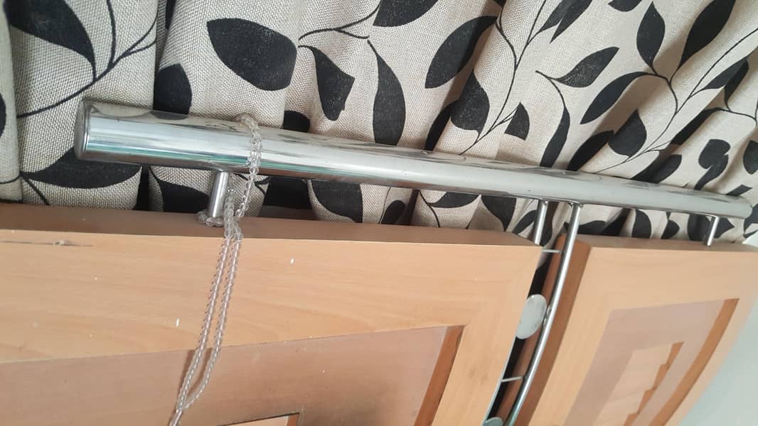 Single bed mint condition no cracks 1