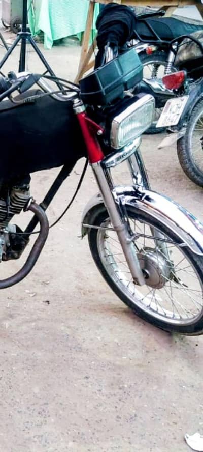 Honda 125 mint condtion Karachi k bnde name fix price