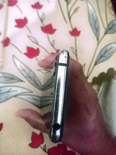 Aquos r2 in good  condition