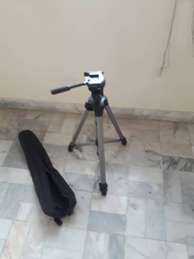 camera/camcorder tripod stand