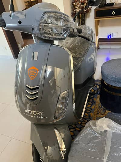 BRAND NEW 2025 CROWN VICTORY 120KM RANGE LITHIUM BATERY + OWN E-APP