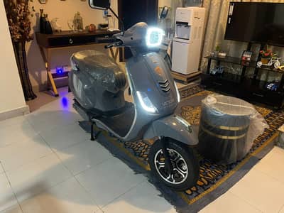 BRAND NEW 2025 CROWN VICTORY 120KM RANGE LITHIUM BATERY + OWN E-APP