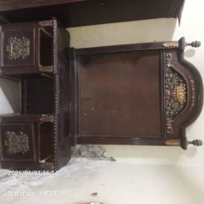 drassing ka mirror nhi ha or  thori bad halat ha drassing ki wood ka h