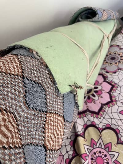 Carpet available niche wali side se foam lagi