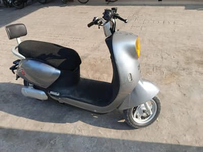 Metro Yadea M6 with lithium battery