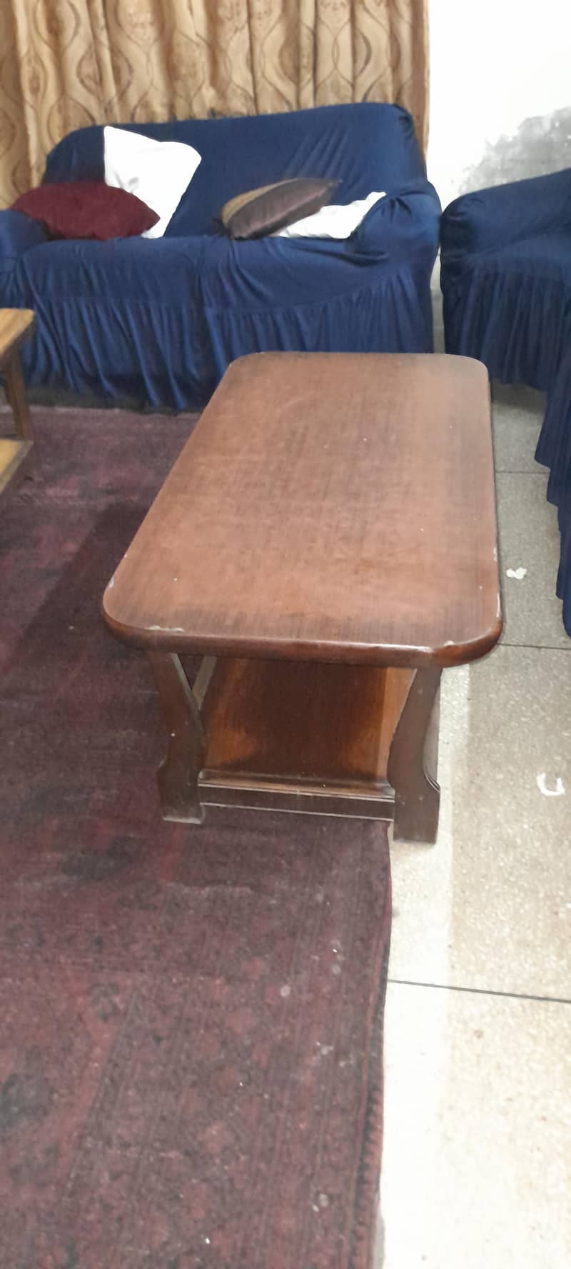 2 solid wooden tabels 3, 3 seter sofas 0