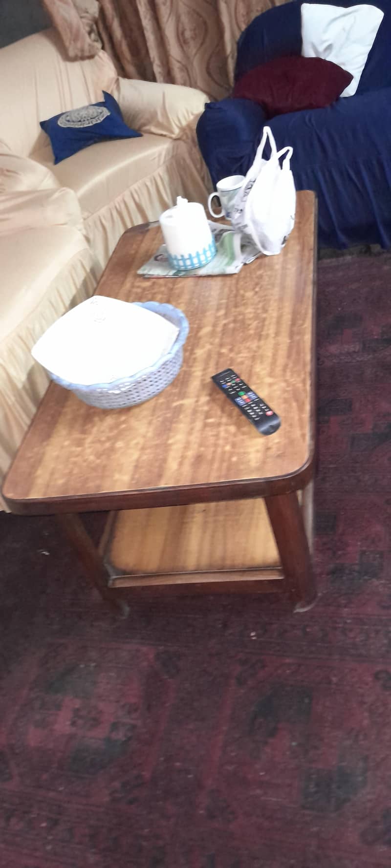 2 solid wooden tabels 3, 3 seter sofas 1