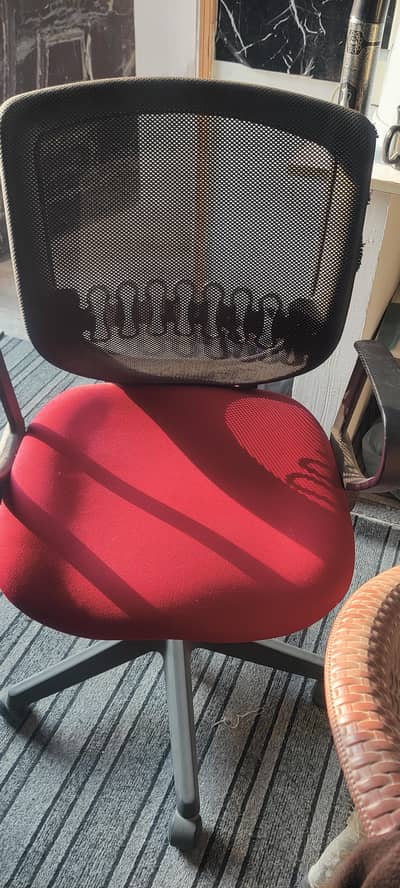 9 chairs and 1 table