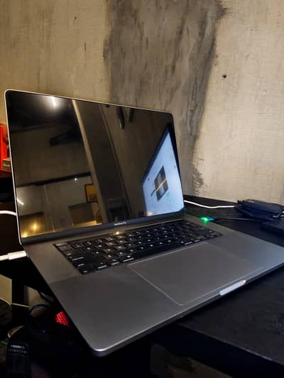 MacBook Pro 2019 | 65 Cycles | 32GB | 1 TB | CI7 9th | Well Maintained