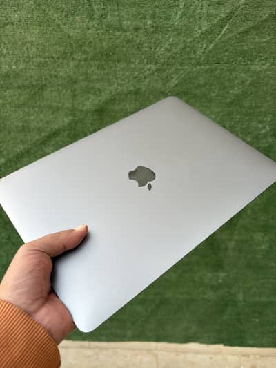 MacBook Air 2020 13 inches Intel core i5 8gb Ram 256gb SSD