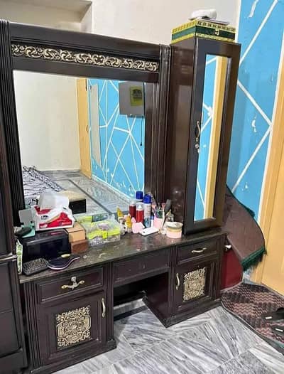 Chinioti Wooden Dressing Table with Mirror & Drawers – Slightly Used