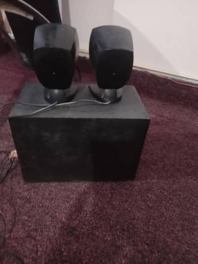 Edifier 2 pieces speaker and woofer very good condition