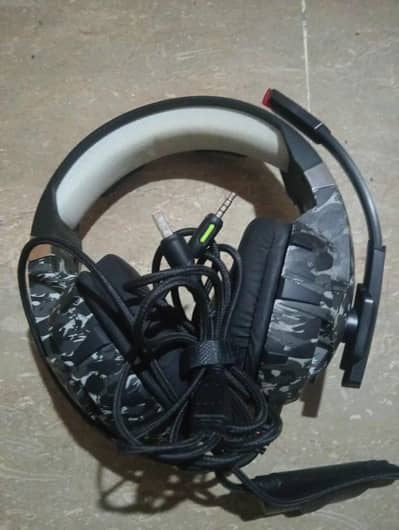 gaming headphones with lightning noise canceling with good base andmic
